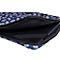 Housse d'ordinateur portable bleue avec motif de feuilles, fermeture éclair, ordinateur portable partiellement visible.