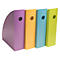 Quatre porte-magazines colorés en violet, jaune, bleu et vert, chacun avec un trou pour tirer.