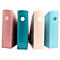 Quatre porte-documents colorés sont côte à côte. Chacun a un trou pour saisir. Les couleurs sont rose, turquoise, beige et bleu clair.