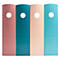 Quatre cartons colorés et incurvés avec un trou. Rose, vert-bleu, beige et bleu clair.