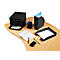Bureau avec fournitures de bureau: boîtes de classement, porte-stylos, bloc-notes, stylo, téléphone portable. Plateau de table en bois.