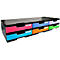 Pile de tiroirs multicolores avec des étiquettes. Les tiroirs sont turquoise, rose, bleu, orange, violet et vert.