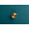 Gros plan d'un bouton doré sur une surface turquoise texturée. Le bouton porte un logo gravé.