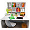 Un bureau blanc avec une étagère remplie de dossiers et de fournitures de bureau. Sur le bureau, un ordinateur portable, des plateaux colorés et une lampe.