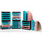 Divers produits d'organisation de bureau en turquoise et rose, y compris des casiers et des porte-revues. Sur fond blanc.