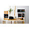Bureau avec fournitures de bureau noires : plateaux, tiroirs, porte-stylos. Plantes et décorations.