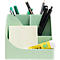 Porte-stylos vert avec stylos, colle et bloc-notes. De la colle est représentée sur le côté.