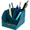 Pot à stylos turquoise avec plusieurs compartiments. Rempli de stylos, crayons et paillettes.