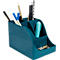 Pot à crayons turquoise avec stylos et crayons. Quelques stylos sont dans le compartiment. Le pot à crayons a quatre compartiments.