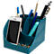 Organisateur de bureau turquoise avec stylos, crayons et smartphone.