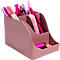 Porte-stylos rose avec stylos et marqueurs de différentes couleurs. Le support est divisé en compartiments.