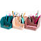 Trois porte-stylos colorés remplis de stylos, de ciseaux et de trombones.