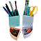 Quatre porte-stylos triangulaires colorés. Les supports contiennent des stylos, des ciseaux, des trombones et une gomme.