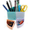 Porte-stylos multicolore avec fournitures de bureau; stylos, ciseaux et trombones.