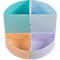 Un porte-crayons en plastique coloré avec quatre compartiments en turquoise, bleu, orange et violet. Chaque compartiment est pourvu d'une ouverture semi-circulaire.