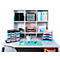 Bureau avec divers articles de bureau. Y compris: système de tiroirs, plateaux à dossiers, porte-stylos et notes.