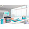 Intérieur de bureau avec bureau, dossiers, tablette et vue sur la skyline.