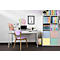 Un bureau à domicile avec un bureau, un ordinateur portable et une chaise. Sur le bureau, il y a des papiers, des dossiers, une lampe et une petite plante. Le fond est blanc.