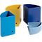 Quatre étagères d'angle colorées: bleu, jaune, bleu foncé et bleu clair. Elles sont semi-circulaires et ont un trou sur le côté.