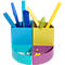 Porte-stylo semi-circulaire bleu, jaune, violet et vert. Rempli de stylos, de trombones et de punaises.