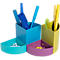 Porte-stylo rotatif en turquoise, bleu, jaune et violet, rempli de stylos et de trombones.