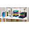 Organisateur de bureau avec tiroirs, porte-stylos, corbeilles à courrier colorées et dossiers. Bureau devant une étagère avec décoration.