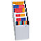 Organisateur mural gris avec papiers colorés. Environ six compartiments sont en quinconce.