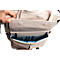 Beigefarbene Handtasche, offene Klappe mit blauem Innenfutter. Hand greift hinein.