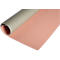 Gerollte Yogamatte in Rosa mit beiger Unterseite, Logo rechts unten.