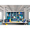 Büro-Szene mit blauem Bücherregal, gefüllt mit Ordnern und Schreibtisch mit Ablagen und Büroaccessoires.