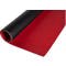 Gerollte Yoga-Matte, rot und schwarz, mit Logo unten rechts.