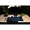 Büroarbeitsplatz mit Schreibtisch, Monitor, Tastatur, Maus, Lampe, Uhr und Pflanze.