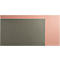 Twee rechthoekige bureaubladmatten, de ene olijfgroen, de andere roze. Beide met een subtiele logo-reliëf.