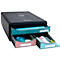Organisateur de documents noir avec trois tiroirs turquoise, rose et bleu clair. Divers fournitures de bureau se trouvent dans les tiroirs.