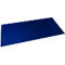 Un objet rectangulaire bleu repose sur une surface blanche.