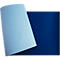 Du papier bleu clair est présenté enroulé sur du papier bleu foncé.