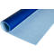 Papier bleu roulé sur fond clair. Le rouleau supérieur est bleu foncé, la partie déroulée est bleu clair.