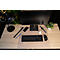Bureau avec moniteur, clavier, souris, montre, écouteurs et smartphone.