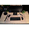 Vue aérienne d'un bureau avec moniteur, clavier, souris, montre, smartphone et lampe.