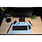 Bureau avec moniteur, clavier, souris, montre, stylos, téléphone et lampe. Aspect bois, base bleue.