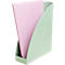 Ein mintfarbener Zeitschriftenhalter mit einem rosa Stapel Papier darin.
