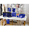 Büro-Schreibtisch mit blauem Bürozubehör: Ablagesysteme, Papierkörbe und Stifthalter.
