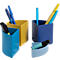 Mehrere bunte Stifte und Textmarker in verschiedenen, bunten Stifthaltern. Gelb, Blau, und Grün.