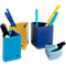 Vier farbige Stiftehalter mit Stiften und Markern. Blau, gelb und hellblau. Metall, eckig und mit Löchern.