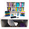 Ein Schreibtisch mit Büromaterial, Laptop, Stuhl und Mülleimer, alles vor weissem Hintergrund.