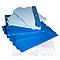 Pièces en plastique bleues et bleu clair avec des instructions, sur fond blanc.