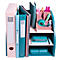 Organisateur de bureau avec des accents roses, verts et bleus, rempli de classeurs, de stylos et de cahiers.