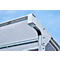 Detailaufnahme einer transparenten Dachkonstruktion aus Metall mit Nietverbindungen. Blauer Himmel im Hintergrund.