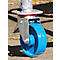 Nahaufnahme eines blauen Rollenrads mit silberfarbenem Rahmen. Roter Ring zwischen Rad und Halterung.