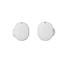 Deux écouteurs sans fil blancs sur fond blanc. Les écouteurs sont ovales et chacun a un petit bouton rond.